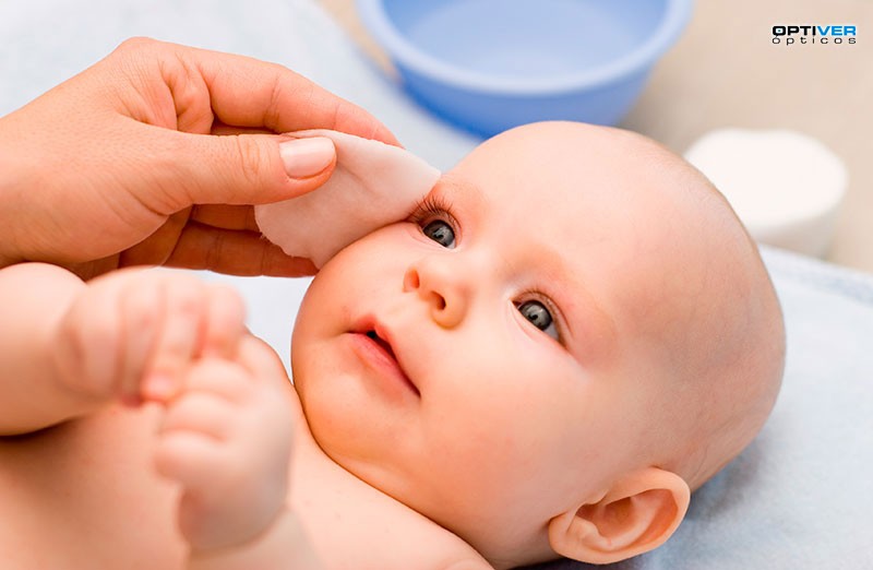 Limpiar los ojos de un bebé